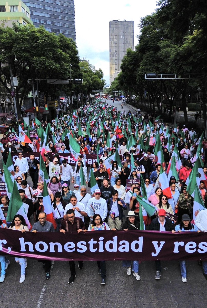 Letamaya's tweet photo. Con mucho ánimo y convicción vamos rumbo al #Zócalo a escuchar el mensaje de nuestra presidenta @Claudiashein  #ClaudiaDaRestados https://t.co/NllMWqwbbq