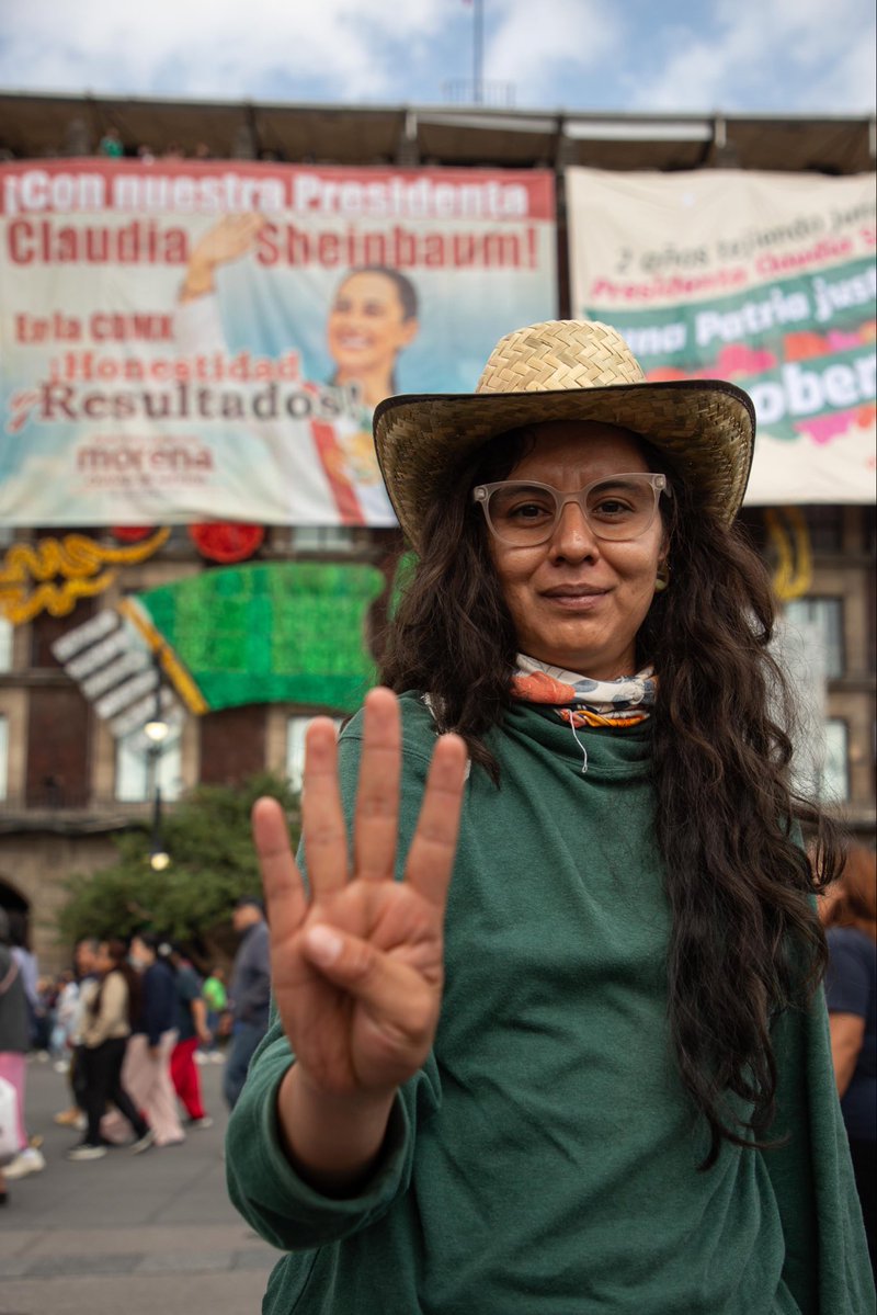 arturomedinap's tweet photo. Con alegría y entusiasmo, miles de personas llenan el #Zócalo para acompañar a nuestra Presidenta @Claudiashein y conocer los resultados del #SegundoInforme del @GobiernoMX.

Familias, jóvenes y personas de todas las edades comparten este encuentro de cercanía y rendición de cuentas, en una jornada que refleja la participación y el ánimo de quienes hoy se dan cita en el corazón de la #CDMX.

#ClaudiaDaResultados
#HonestidadYResultados
