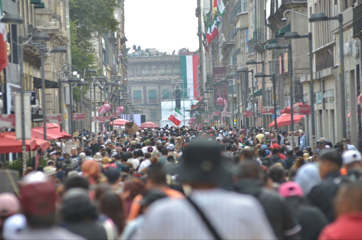 arturomedinap's tweet photo. Con alegría y entusiasmo, miles de personas llenan el #Zócalo para acompañar a nuestra Presidenta @Claudiashein y conocer los resultados del #SegundoInforme del @GobiernoMX.

Familias, jóvenes y personas de todas las edades comparten este encuentro de cercanía y rendición de cuentas, en una jornada que refleja la participación y el ánimo de quienes hoy se dan cita en el corazón de la #CDMX.

#ClaudiaDaResultados
#HonestidadYResultados