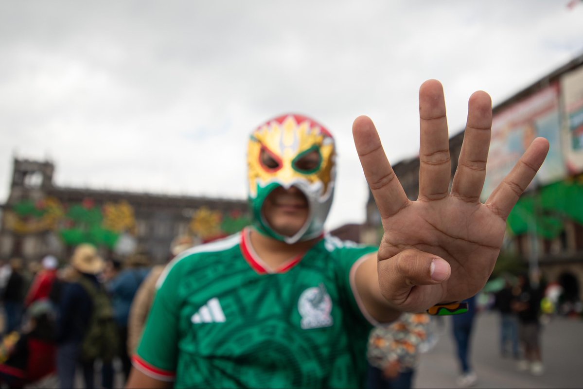 arturomedinap's tweet photo. Con alegría y entusiasmo, miles de personas llenan el #Zócalo para acompañar a nuestra Presidenta @Claudiashein y conocer los resultados del #SegundoInforme del @GobiernoMX.

Familias, jóvenes y personas de todas las edades comparten este encuentro de cercanía y rendición de cuentas, en una jornada que refleja la participación y el ánimo de quienes hoy se dan cita en el corazón de la #CDMX.

#ClaudiaDaResultados
#HonestidadYResultados