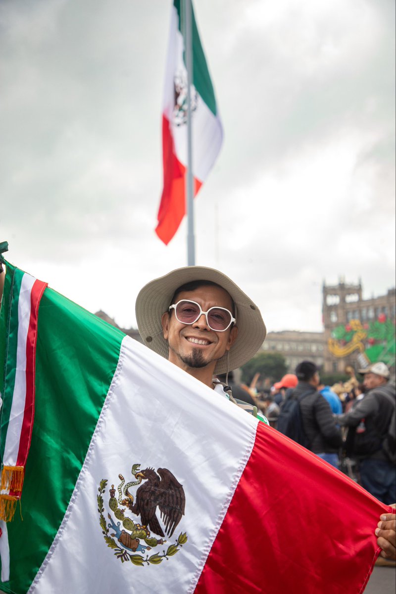 arturomedinap's tweet photo. Con alegría y entusiasmo, miles de personas llenan el #Zócalo para acompañar a nuestra Presidenta @Claudiashein y conocer los resultados del #SegundoInforme del @GobiernoMX.

Familias, jóvenes y personas de todas las edades comparten este encuentro de cercanía y rendición de cuentas, en una jornada que refleja la participación y el ánimo de quienes hoy se dan cita en el corazón de la #CDMX.

#ClaudiaDaResultados
#HonestidadYResultados