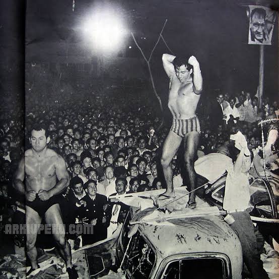 queercapibara's tweet photo. En realidad a Haya de la Torre le gustaban musculosos varoniles. Organizaba concursos de fortachones con otros señores y le daban propina al ganador. Esta foto es de un "homenaje" la víspera de su cumpleaños. Difícilmente lo veo buscando twinks. Él hubiera sido más de chacales. https://t.co/yYhR09BoDB