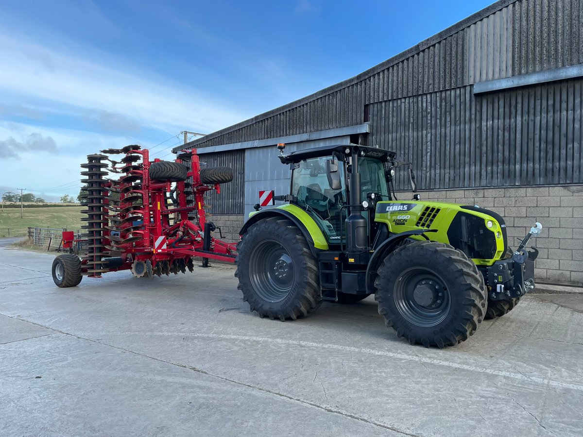 oliveragri's tweet photo. OLIVERS @CLAAS_UK ARION 660 Night Edition demonstrator coupled to a @Horsch Joker 6RT arriving on farm looking 👌 https://t.co/QSY1jEn3r4