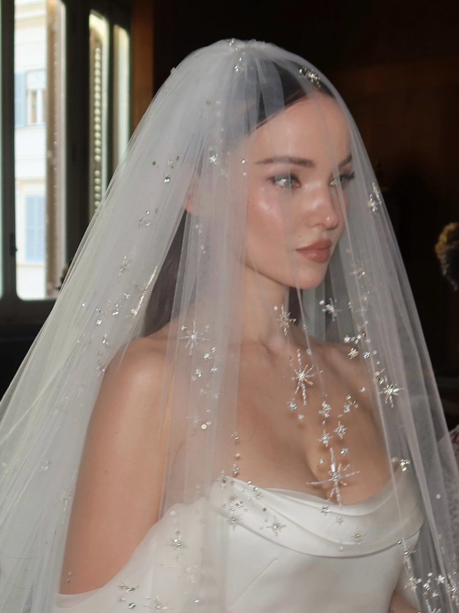 wickedlydovee's tweet photo. Kale, Dove Cameron’s makeup artist, just shared new pics from the final fitting 🥺😭 https://t.co/N04Dijkjlb