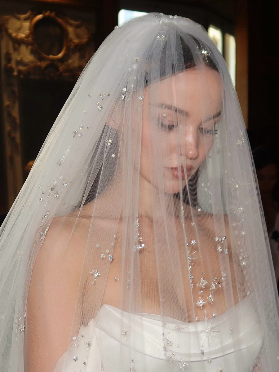wickedlydovee's tweet photo. Kale, Dove Cameron’s makeup artist, just shared new pics from the final fitting 🥺😭 https://t.co/N04Dijkjlb