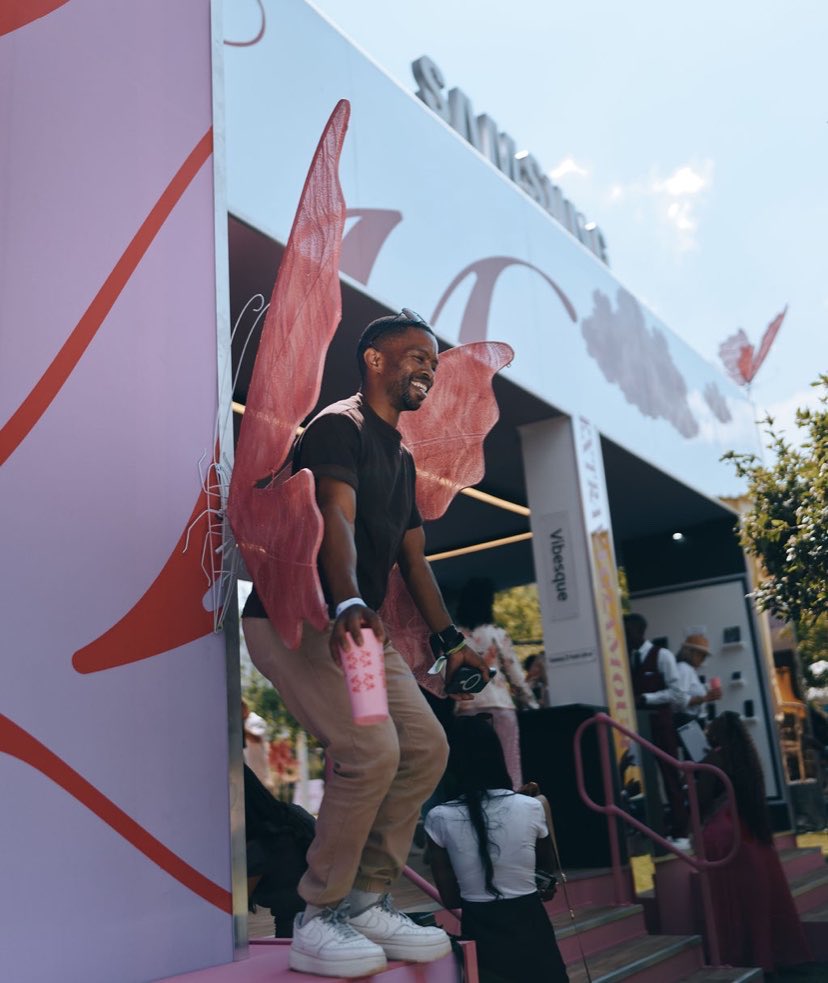 reesupremacy's tweet photo. If you love whimsy & creativity like me then you need to rush to @SamsungMobileSA at #LMC - trust me! You donโt want to miss the Fold!! ๐๐ฆ๐ง๐ฝโโ๏ธ #SamsungMobileSA #GalaxyZFold8 https://t.co/CNNEm6KBwk