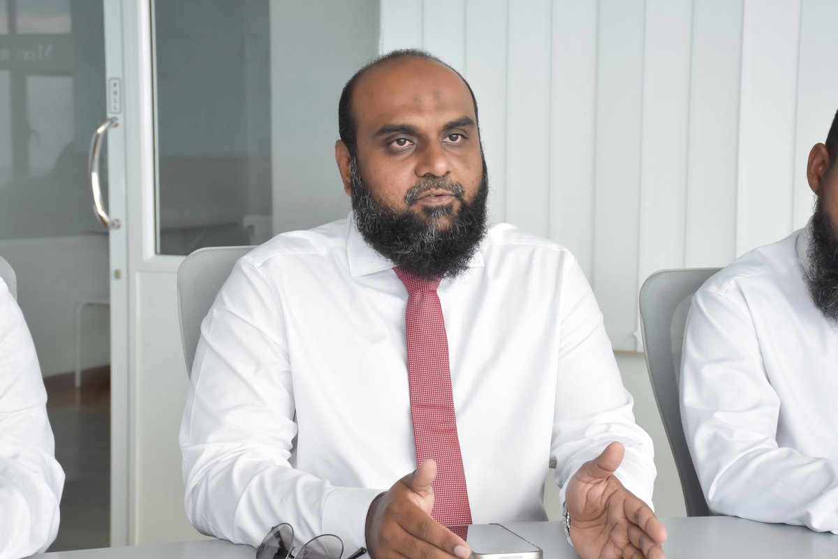 AdhaalathOffice's tweet photo. ދިވެހި ސަރުކާރުން ތަޢާރަފު ކުރައްވާފައިވާ "މޯލްޑިވްސް ޕާރލް ރެސިޑެންސީ" ޕްރޮގްރާމާ ގުޅިގެން ޢަދާލަތު ޕާޓީގެ ފަރާތުން ސާފުކުރަން ބޭނުންވާ މުހިންމު ކަންކަން އޮޅުންފިލުވުމަށްޓަކައި، ޕާޓީގެ ރައީސް އައްޝައިޚް މުޙައްމަދު ޝިފާންގެ އިތުރުން އިސް ލީޑާރޝިޕުން އިޤްތިޞާދީ ތަރައްޤީއާއި ވިޔަފާރިއާ ބެހޭ ވަޒީރު މުޙައްމަދު ސަޢީދާ ބައްދަލުކުރައްވައިފި.