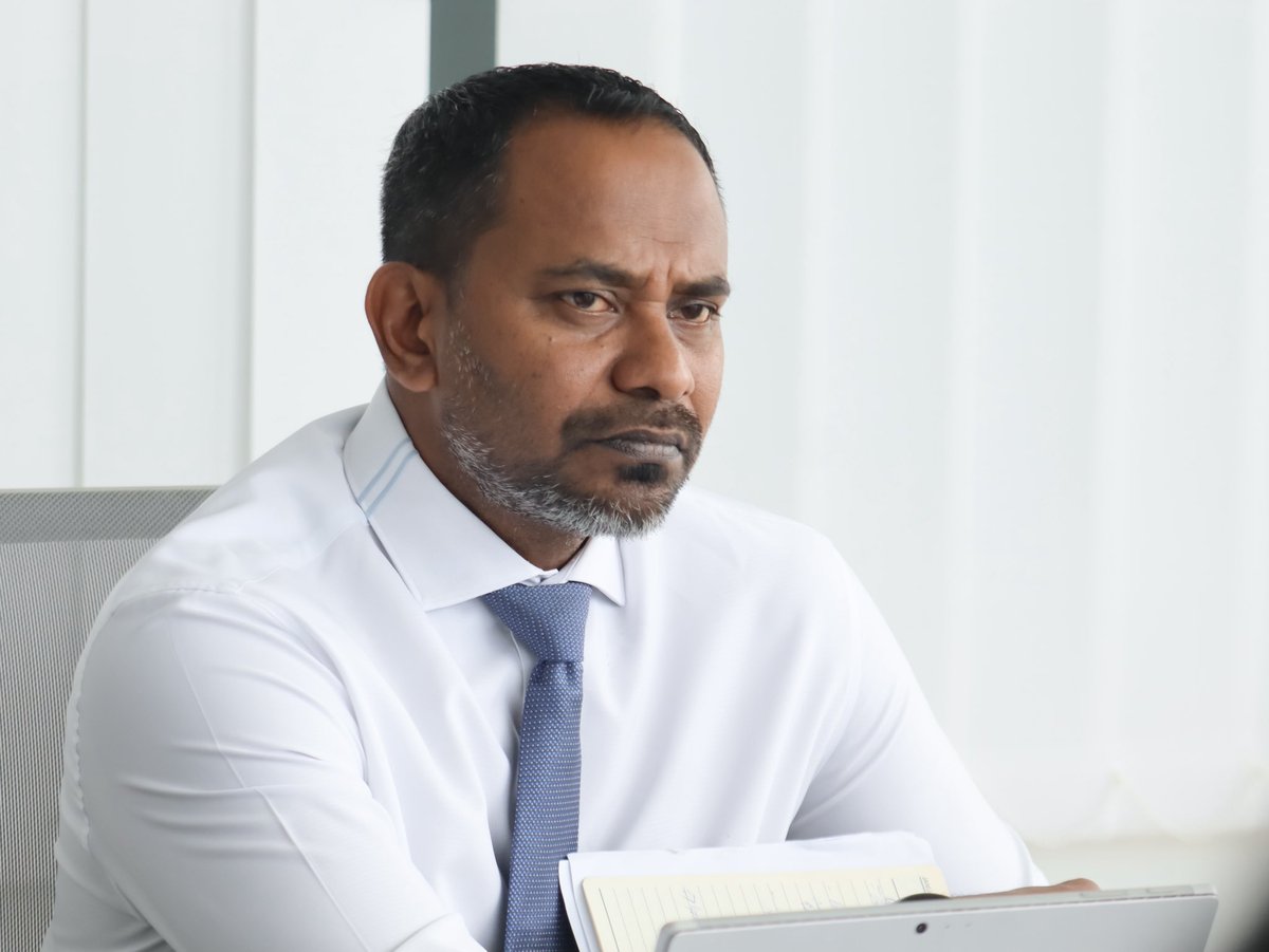 AdhaalathOffice's tweet photo. ދިވެހި ސަރުކާރުން ތަޢާރަފު ކުރައްވާފައިވާ "މޯލްޑިވްސް ޕާރލް ރެސިޑެންސީ" ޕްރޮގްރާމާ ގުޅިގެން ޢަދާލަތު ޕާޓީގެ ފަރާތުން ސާފުކުރަން ބޭނުންވާ މުހިންމު ކަންކަން އޮޅުންފިލުވުމަށްޓަކައި، ޕާޓީގެ ރައީސް އައްޝައިޚް މުޙައްމަދު ޝިފާންގެ އިތުރުން އިސް ލީޑާރޝިޕުން އިޤްތިޞާދީ ތަރައްޤީއާއި ވިޔަފާރިއާ ބެހޭ ވަޒީރު މުޙައްމަދު ސަޢީދާ ބައްދަލުކުރައްވައިފި.