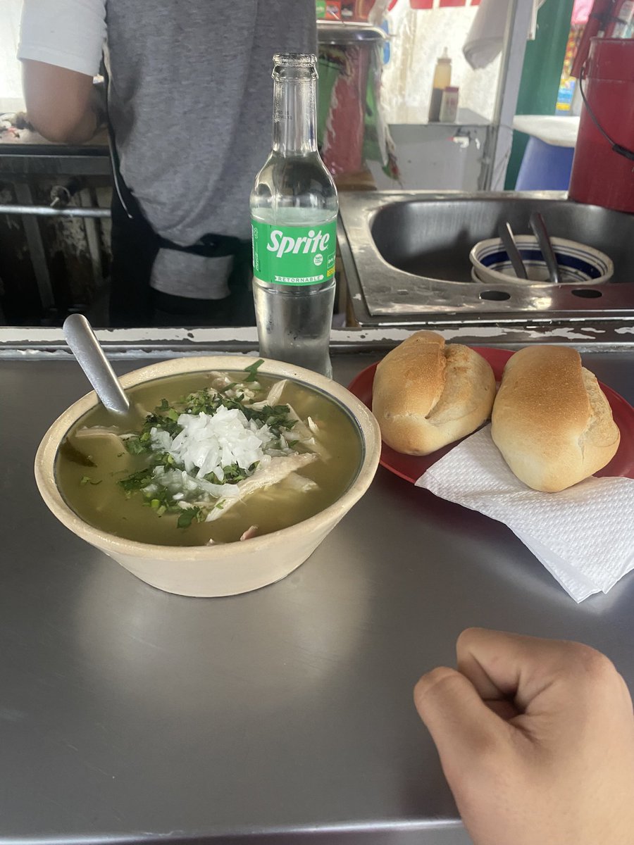 Mach__Hayato__'s tweet photo. 僕は鶏の塩スープ（caldo de pollo ）結構好きでした

お気に入りは、砂肝が入ったヤツ

スープはおかわりし放題だったが、お腹チャポチャポでしたことはなかった https://t.co/2ya1aXbMjS
