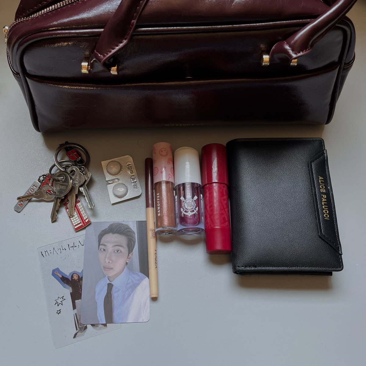 HUDCONING's tweet photo. i’m late but i wanted to show e what’s in my mininalist bag #hudfluence https://t.co/gigeH5sMXY