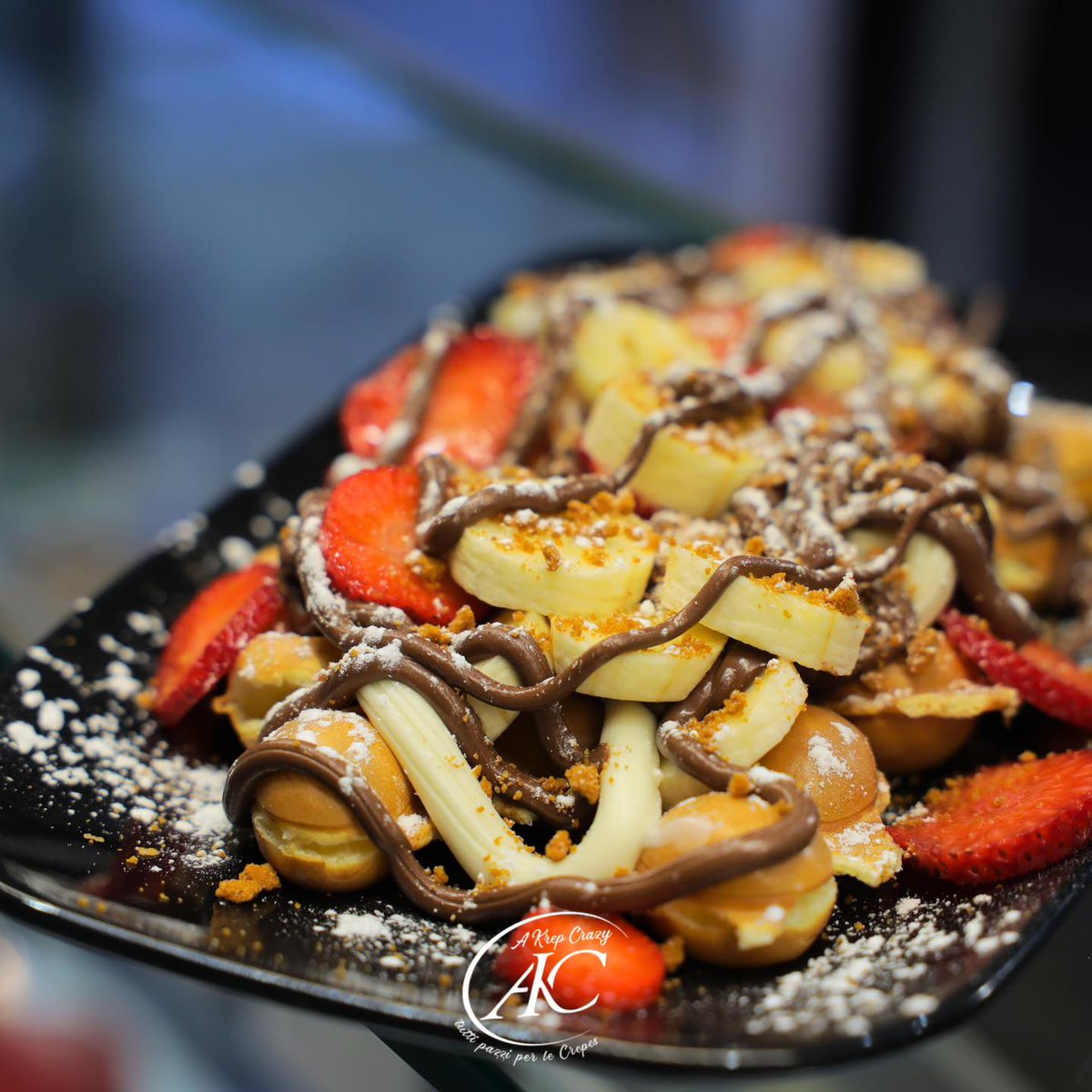 EmilMasupha's tweet photo. Fresh strawberries and melted chocolate: the perfect pairing for irresistible crêpes. Soft, delicate, and made to order, they’re filled with carefully selected ingredients and a rich flavor that wins you over from the first bite. Come try them and https://t.co/WZltGHGYqE