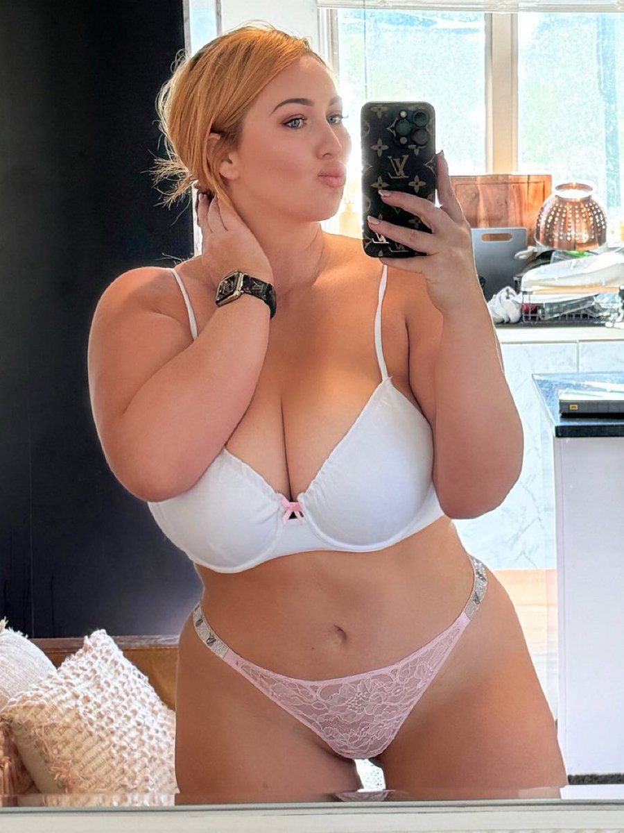 NoraDavis5688's tweet photo. Should I lose weight… or stay thick? https://t.co/e8P1IbCcJv