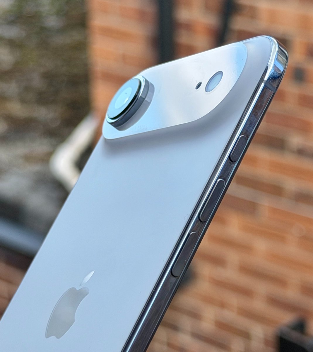 AnxiousHolly's tweet photo. using my iPhone air feels amazing compared to my BRICK of an 18 pro max 🫪😭 https://t.co/9CPsMmGLKL