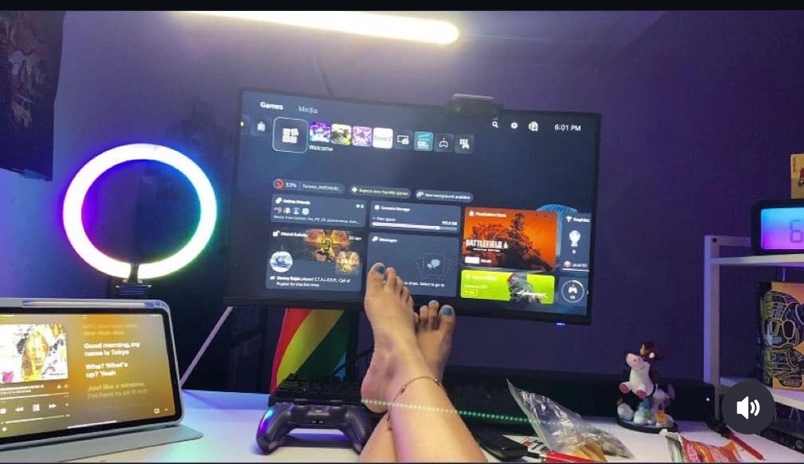 Petite_Milf0's tweet photo. “Gaming, relaxing &amp; giving you a little something to look at 👣💜 Who wants a closer look? 😏 DM me if you’re interested 💌 #feetِ  #feetfetısh #footfetısh #feettwt https://t.co/KABYN8VafW