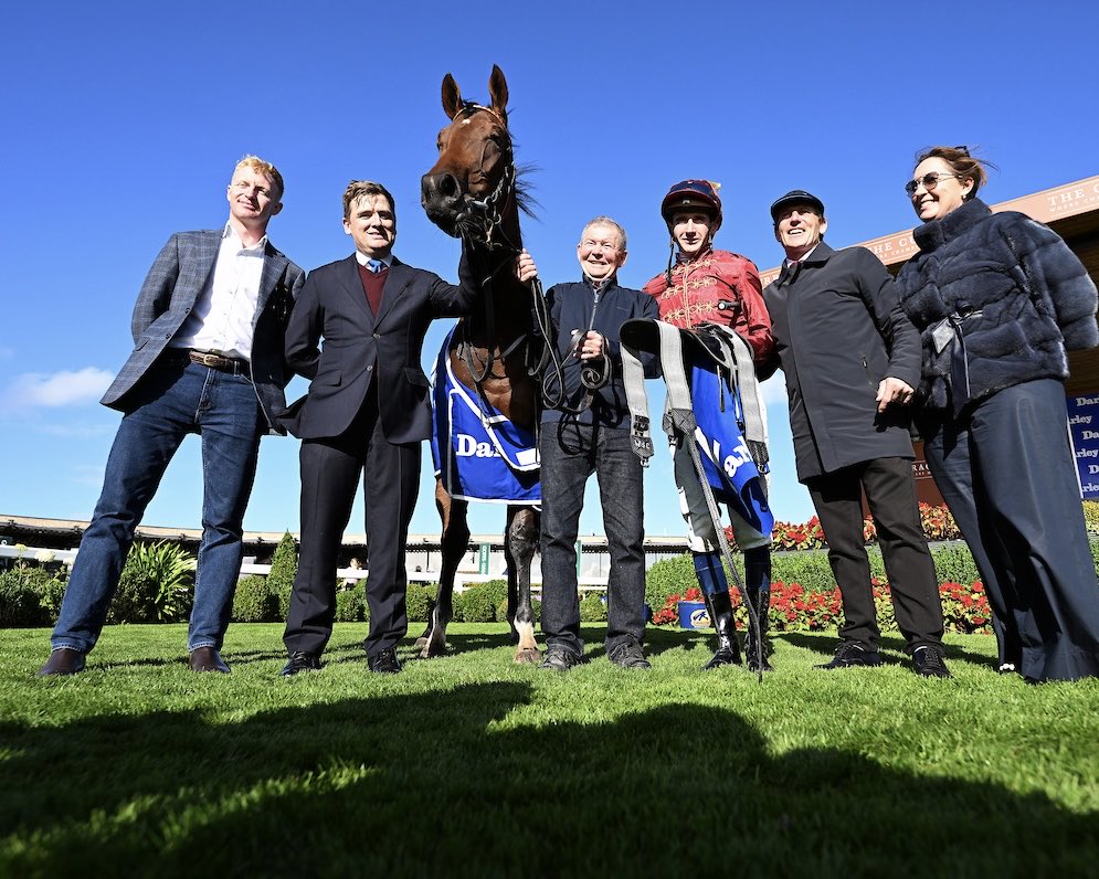 Shadwell_EU's tweet photo. 👑 #BAAEED’𝙨 𝘾𝙐𝙍𝙍𝘼𝘾𝙇𝙊𝙀 🏆🇮🇪

🗣️ “Hopefully she'll go on, she has the size and scope to improve and be a really exciting three-year-old… She strikes me as a Guineas filly...” - @JohnnyMurtagh, trainer 🙌🔵⚪️ https://t.co/k4aEf38owm