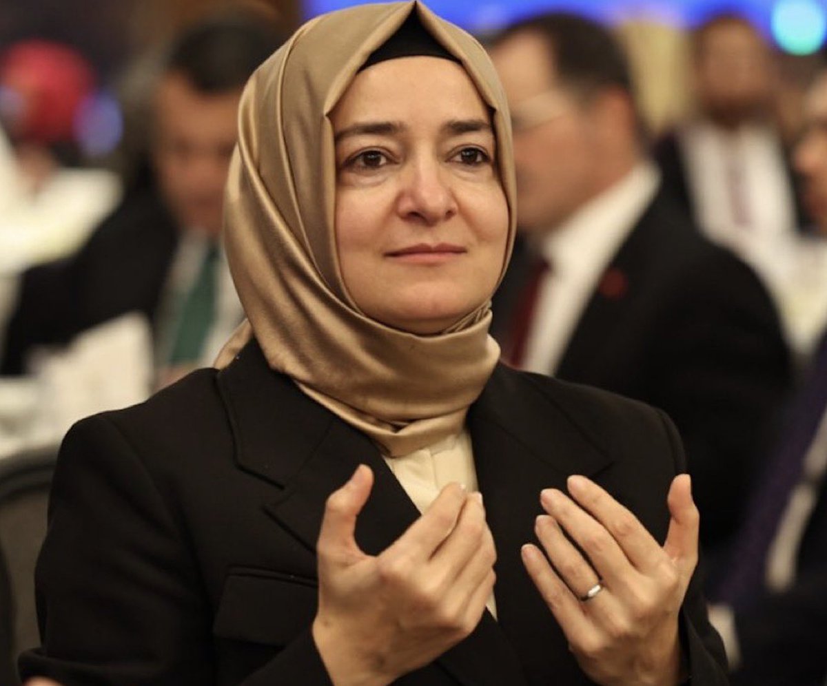 canankayatv's tweet photo. Fatma Betül Sayan Kaya istifa etti. 

Peki hesap kapandı mı?

Mesele koltuğu boşaltmakla kapanmaz.

Bu paranın kaynağı neydi, nasıl elde edildi?
Çıkışın zamanlaması tesadüf müydü?
Ve bütün bunlar olurken SPK neredeydi?

2 milyar liralık soru, bir istifa dilekçesine sığmaz! https://t.co/3r3Ydwqfha