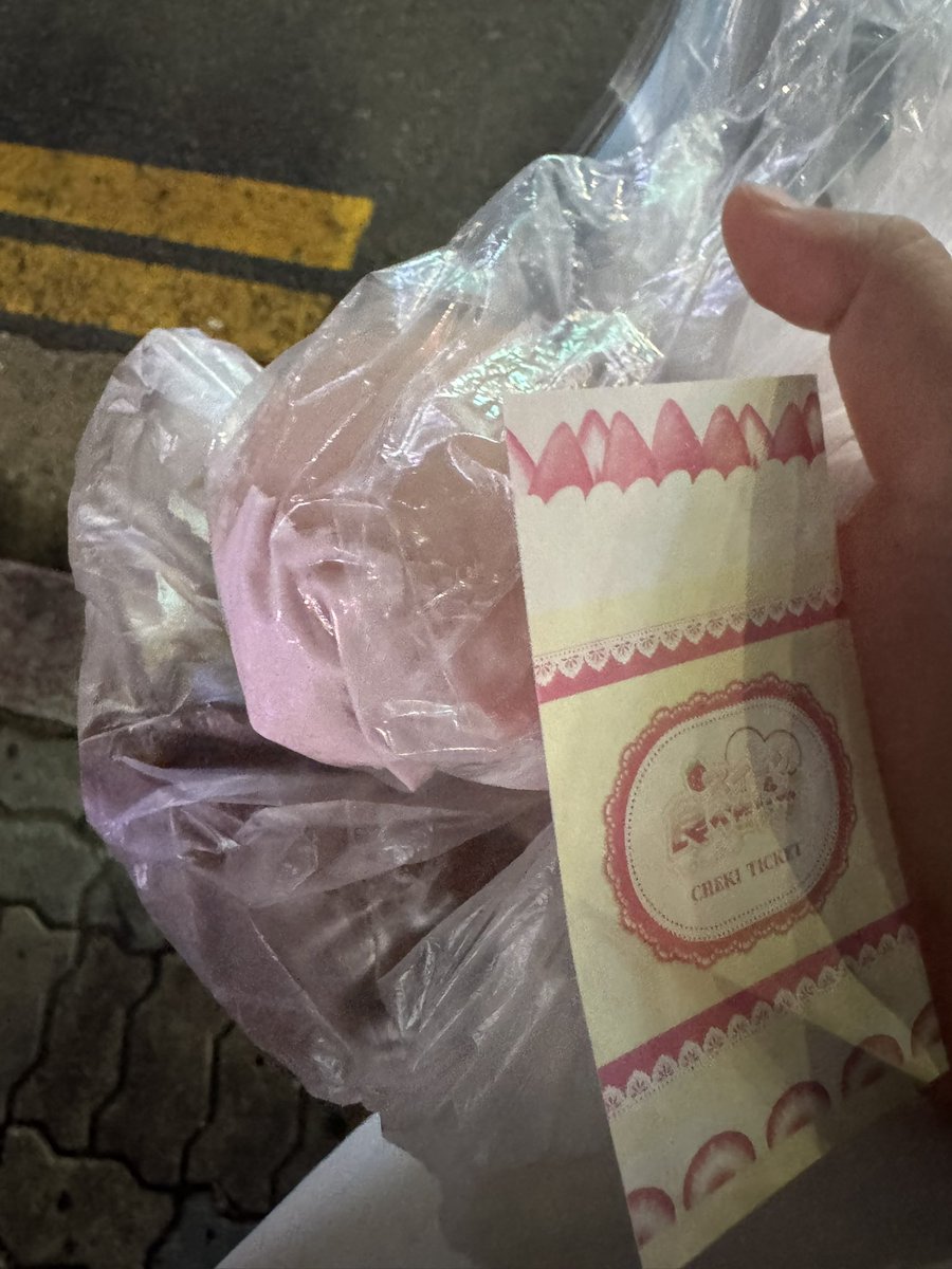 teoooriii's tweet photo. @chui_nim 한 지퍼백에 한조각씩 담아서 요로코롬 들고 집에왓다 터벅터벅.. https://t.co/vlJXxzxqsX