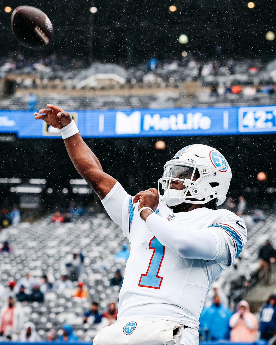 Titans's tweet photo. Football weather https://t.co/reHARdu5CK
