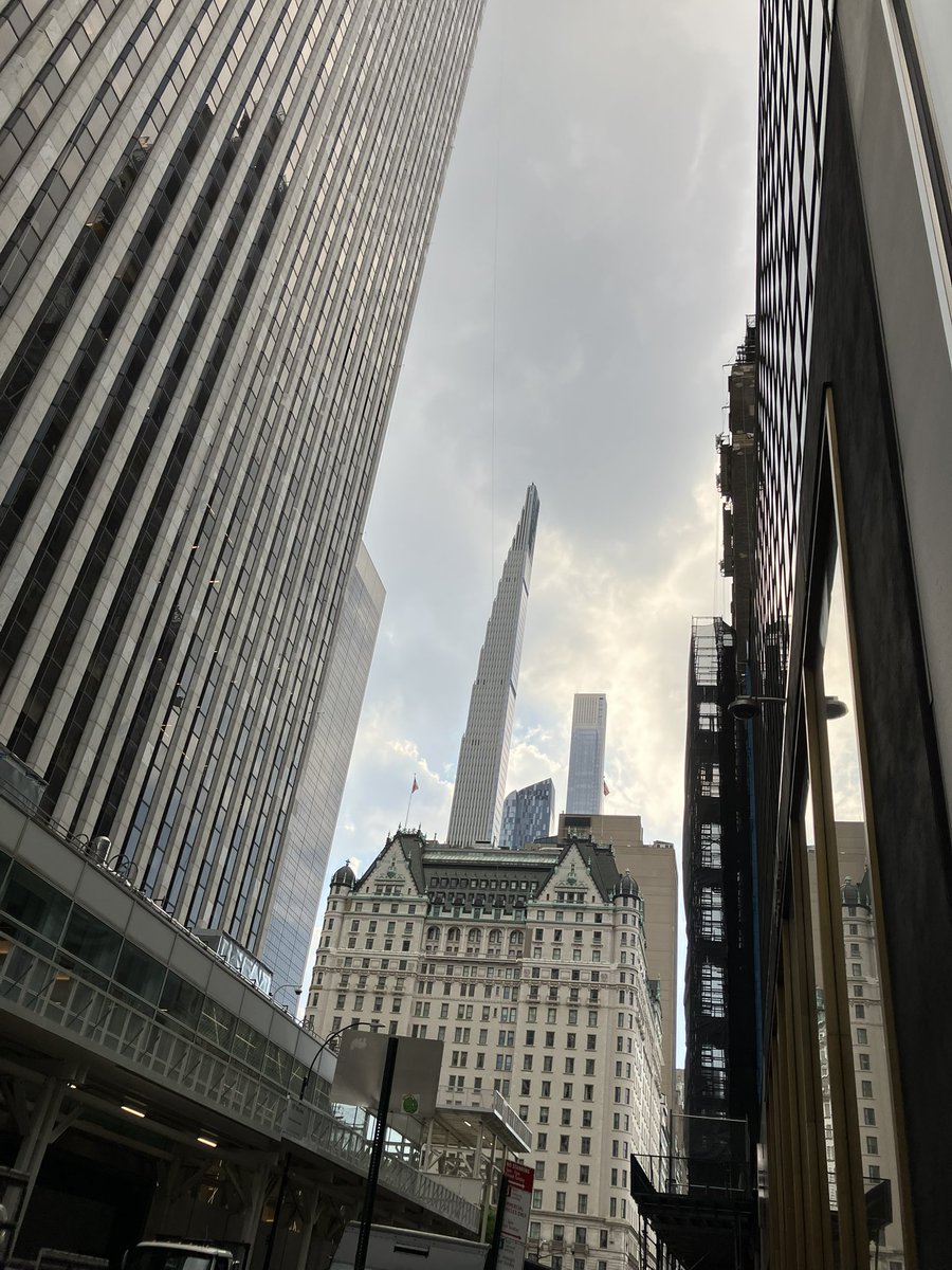 MutsukoTweeting's tweet photo. The Plaza Hotel meets Steinway Tower. 🏙️
歴史あるプラザホテルと、超高層のスタインウェイ・タワー✨ https://t.co/6CchbJwtCV