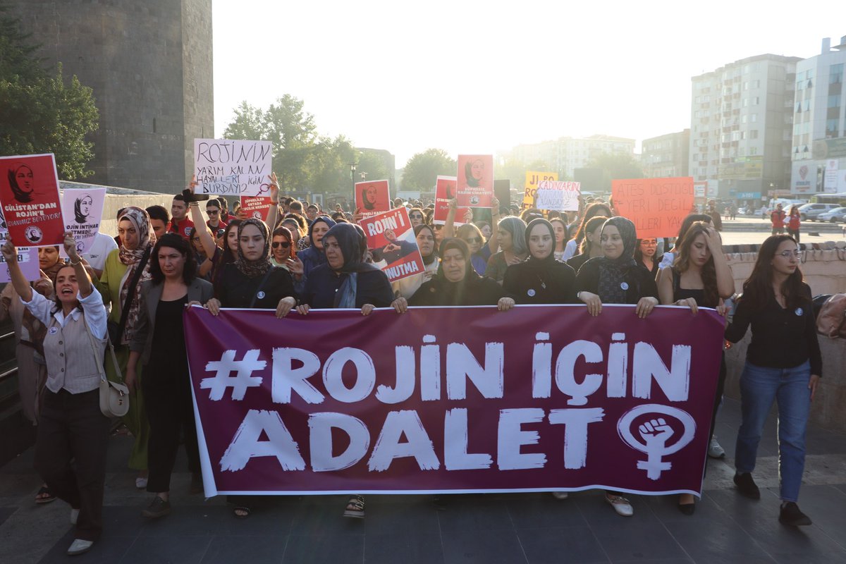 DemPartiKadin's tweet photo. Kadın Meclisimiz: Rojin Kabaiş’in failleri açığa çıkarılmalı

Kadın Meclisimizin katılımıyla,Van’da şüpheli bir şekilde yaşamını yitiren Rojin Kabaiş için adalet talebiyle birçok kentte açıklamalar gerçekleştirildi.
https://t.co/O1DhWKAlnF