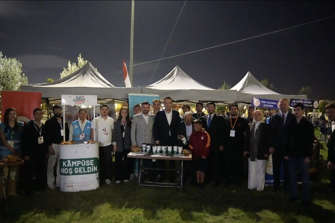 uniakkayseri's tweet photo. Bi’Fest Millet Bahçesi “Kampüse Hoş Geldin” standımızda Gençlik Kolları Başkanımız Yusuf İbiş, BB Başkanımız Memduh Büyükkılıç, İl Başkanımız Hüseyin Okandan ve İl Gençlik Kolları Başkanımız Kemal Yiğit Güler’i ağırladık. Destekleri için teşekkür ederiz.🇹🇷
​
#KampüseHoşGeldin https://t.co/AR3XKqedfq