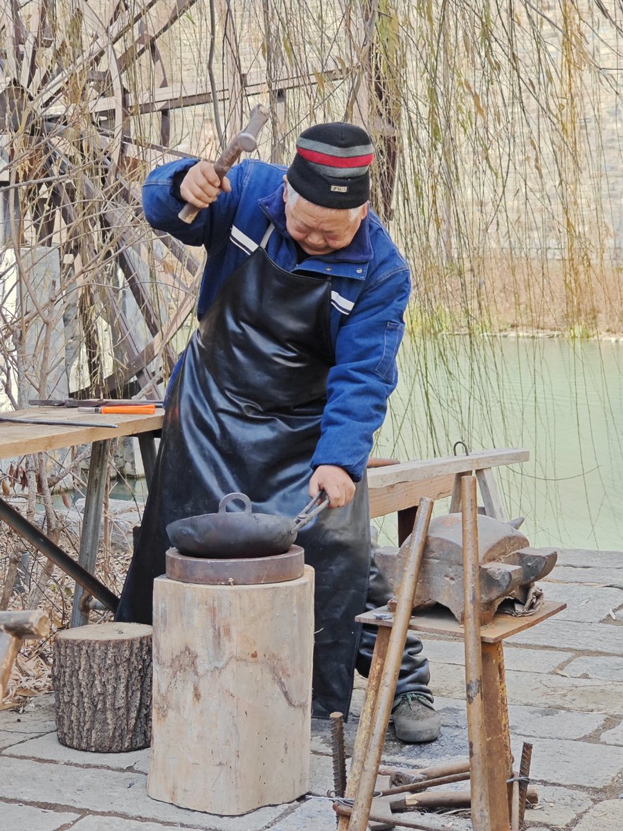 RuthellyMelo's tweet photo. I got a conical hat made by a diligent cooper for my trip! （注：conical对应“锥”，cooper对应“佣”此处取工匠义，为贴合“郝”字采用音译搭配人名关联的语境逻辑，形成完整表意的简洁英文推文）， https://t.co/HxmO4DtstK