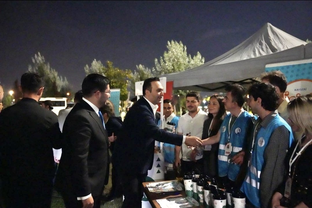 uniakkayseri's tweet photo. Bi’Fest Millet Bahçesi “Kampüse Hoş Geldin” standımızda Gençlik Kolları Başkanımız Yusuf İbiş, BB Başkanımız Memduh Büyükkılıç, İl Başkanımız Hüseyin Okandan ve İl Gençlik Kolları Başkanımız Kemal Yiğit Güler’i ağırladık. Destekleri için teşekkür ederiz.🇹🇷
​
#KampüseHoşGeldin https://t.co/AR3XKqedfq