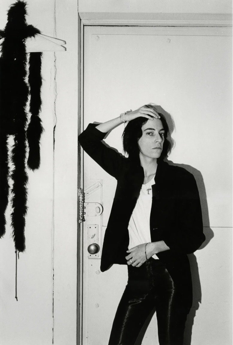 EmanuelaMorell1's tweet photo. Un pomeriggio, mentre attraversavo la strada, mi resi conto che stavo piangendo. Ma non riuscivo a trovare l’origine delle mie lacrime. Sentivo un calore che conteneva i colori dell’autunno.
#PattiSmith
#MTrain
(#LynnDavis 📷) https://t.co/r6gtMAihDx