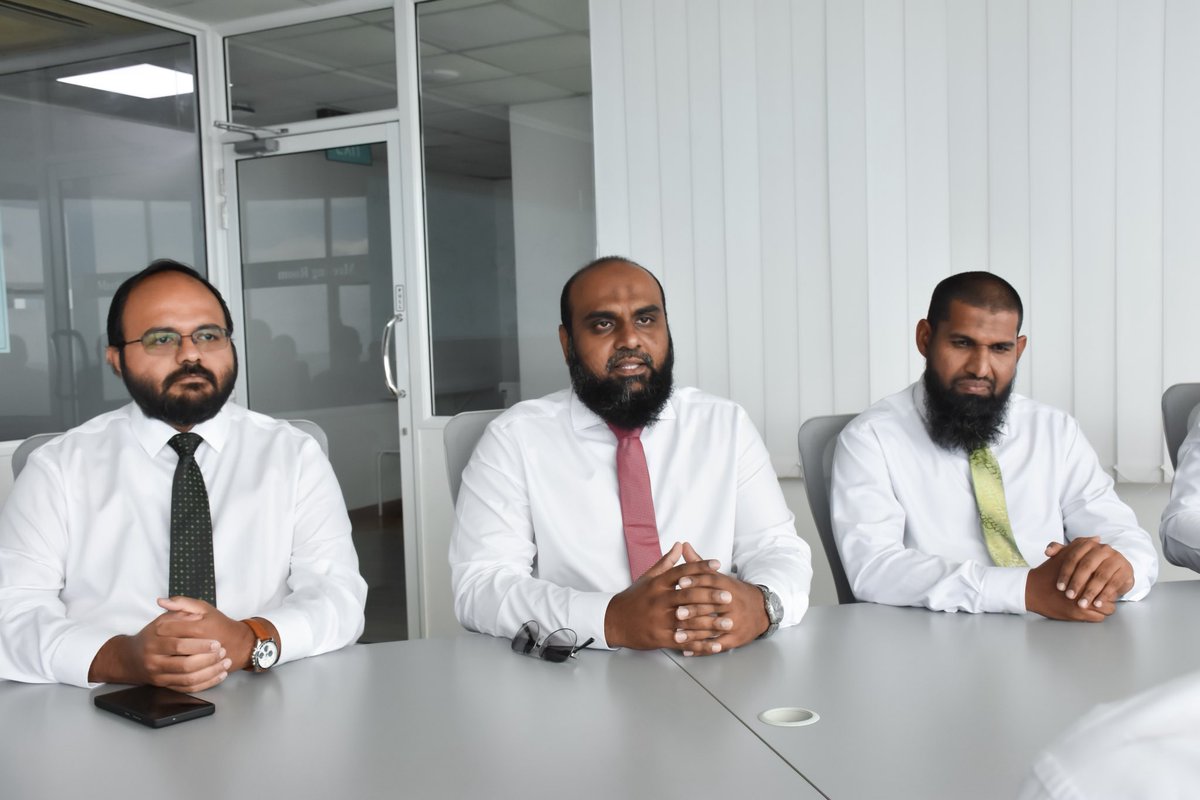 AdhaalathOffice's tweet photo. ދިވެހި ސަރުކާރުން ތަޢާރަފު ކުރައްވާފައިވާ "މޯލްޑިވްސް ޕާރލް ރެސިޑެންސީ" ޕްރޮގްރާމާ ގުޅިގެން ޢަދާލަތު ޕާޓީގެ ފަރާތުން ސާފުކުރަން ބޭނުންވާ މުހިންމު ކަންކަން އޮޅުންފިލުވުމަށްޓަކައި، ޕާޓީގެ ރައީސް އައްޝައިޚް މުޙައްމަދު ޝިފާންގެ އިތުރުން އިސް ލީޑާރޝިޕުން އިޤްތިޞާދީ ތަރައްޤީއާއި ވިޔަފާރިއާ ބެހޭ ވަޒީރު މުޙައްމަދު ސަޢީދާ ބައްދަލުކުރައްވައިފި.