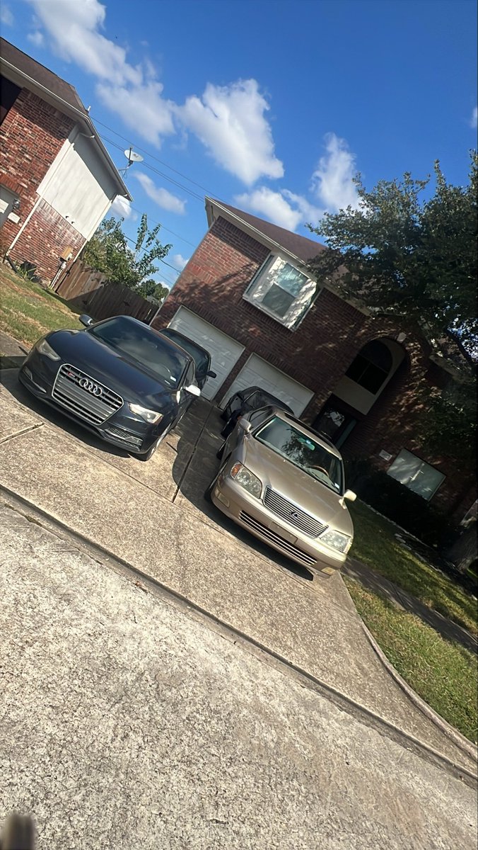 audiboyjerm420's tweet photo. Driveway full of cars &amp; they all mine. You can’t get this shit from bein lazy https://t.co/mO3BUuEzid