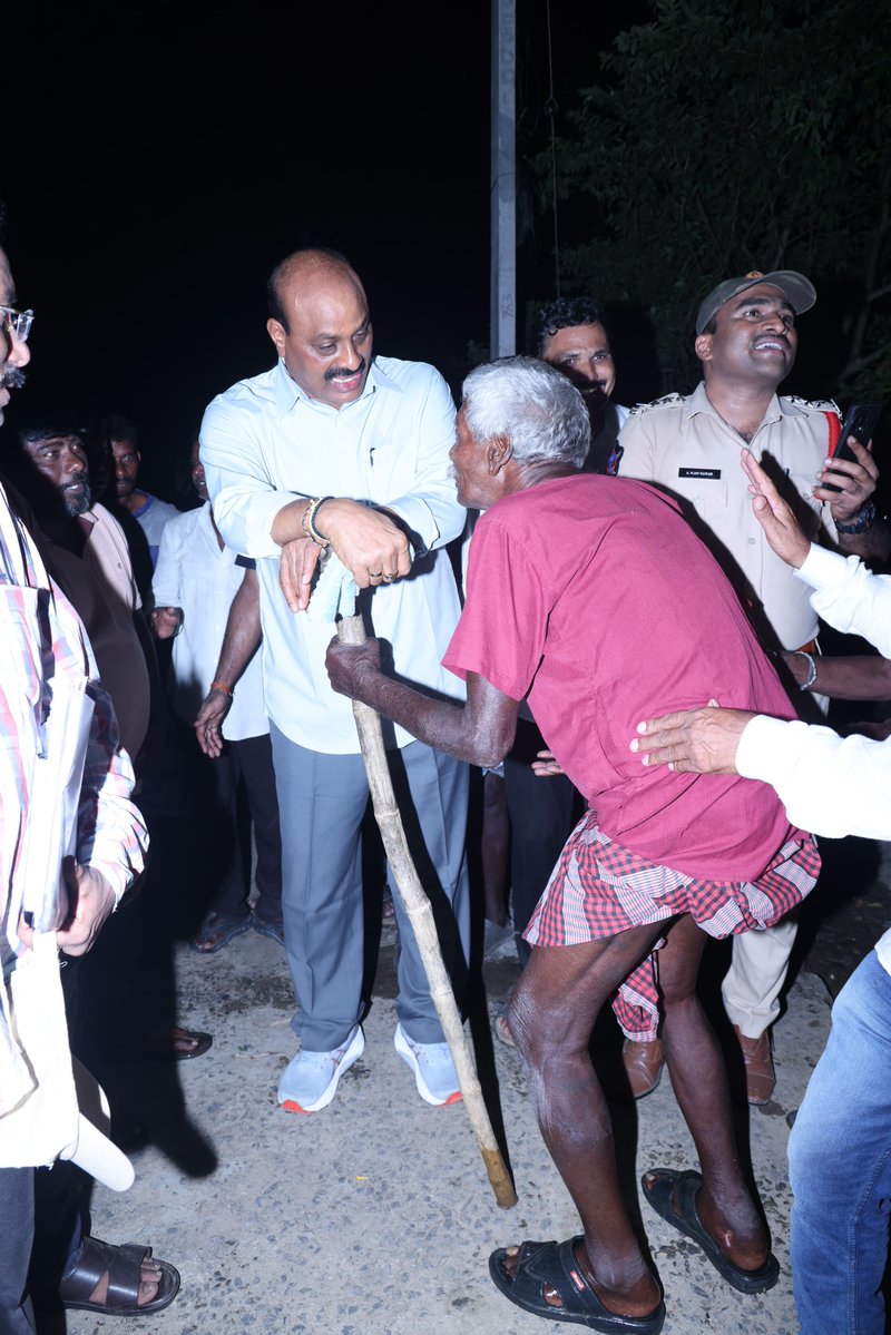 katchannaidu's tweet photo. గ్రామాల సమగ్ర అభివృద్ధే ధ్యేయంగా మా కూటమి ప్రభుత్వం వేగంగా అడుగులు వేస్తోంది. అందులో భాగంగా ఈరోజు టెక్కలి మండలంలోని అయోధ్యపురం గ్రామ పంచాయతీలో విస్తృతంగా పర్యటించి, స్థానిక ప్రజలతో నేరుగా మాట్లాడి వారి సమస్యలను అడిగి తెలుసుకున్నాను. గ్రామీణ ప్రాంతాల్లో మౌలిక వసతుల కల్పనకు మా ప్రభుత్వం అత్యంత ప్రాధాన్యమిస్తోంది.

ఈ పర్యటనలో భాగంగా రూ.1.70 కోట్ల అంచనా వ్యయంతో జాతీయ రహదారి–16 నుంచి సుఖదేవిపేట వరకు నూతన తారు రహదారి నిర్మాణానికి, అలాగే రూ.50 లక్షల అంచనా వ్యయంతో జాతీయ రహదారి–16 నుంచి అయోధ్యపురం మీదుగా సుఖదేవిపేట రహదారి నుండి కంట్రగడ వరకు బీటీ రోడ్డు పునర్నిర్మాణ పనులకు శంకుస్థాపన చేయడం జరిగింది. వీటితో పాటు గ్రామీణ ప్రాంత ప్రజలకు శాశ్వత తాగునీటి పరిష్కారం చూపేందుకు రూ.624 కోట్లతో హిరమండలం రిజర్వాయర్ ఆధారిత సమగ్ర తాగునీటి పథకాన్ని మంజూరు చేశాం. ఈ పథకం ద్వారా టెక్కలి నియోజకవర్గంలోని ప్రతి ఇంటికీ స్వచ్ఛమైన తాగునీటిని త్వరలోనే అందిస్తాం.

రైతన్నల సంక్షేమానికి పెద్దపీట వేస్తూ వ్యవసాయాన్ని పండుగలా మార్చడమే మా లక్యంగా పెట్టుకున్నాం. ఇందులో భాగంగానే కాలువలు, గెడ్డల్లో పూడికతీత పనులను వేగవంతం చేయడంతో పాటు, రైతులకు అధికారిక రాజముద్రతో కూడిన పట్టాదారు పాస్‌పుస్తకాలను పంపిణీ చేస్తున్నాం.

ఒకవైపు మౌలిక వసతుల కల్పనపై ప్రత్యేక దృష్టి సారిస్తూనే, మరోవైపు పెన్షన్ల పెంపు, తల్లికి వందనం, అన్నదాత సుఖీభవ, మహిళలకు ఉచిత బస్సు ప్రయాణం, దీపం పథకం కింద ఉచిత గ్యాస్ సిలిండర్లు, 3 లక్షల ఇళ్ల నిర్మాణం వంటి పథకాల ద్వారా అర్హులైన ప్రతి ఒక్కరికీ సంక్షేమ ఫలాలు అందిస్తున్నాం. ప్రజా సంక్షేమమే పరమావధిగా మా ప్రభుత్వం నిరంతరం శ్రమిస్తుందని ఈ సందర్భంగా తెలియజేస్తున్నాను.
