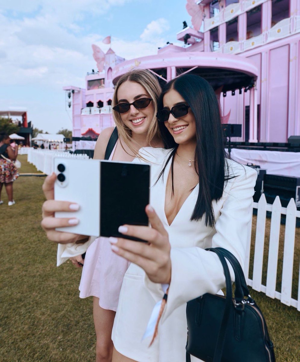 reesupremacy's tweet photo. Memories captured on the #GalaxyZFold8 are so perfect that they will have you coming back time & time again! If itโs not MyFanCam itโs Super Steady Video! ๐ญ๐ make sure to head to #SamsungMobileSA at #LMC before itโs too late!! @SamsungMobileSA https://t.co/zmREvf69Al