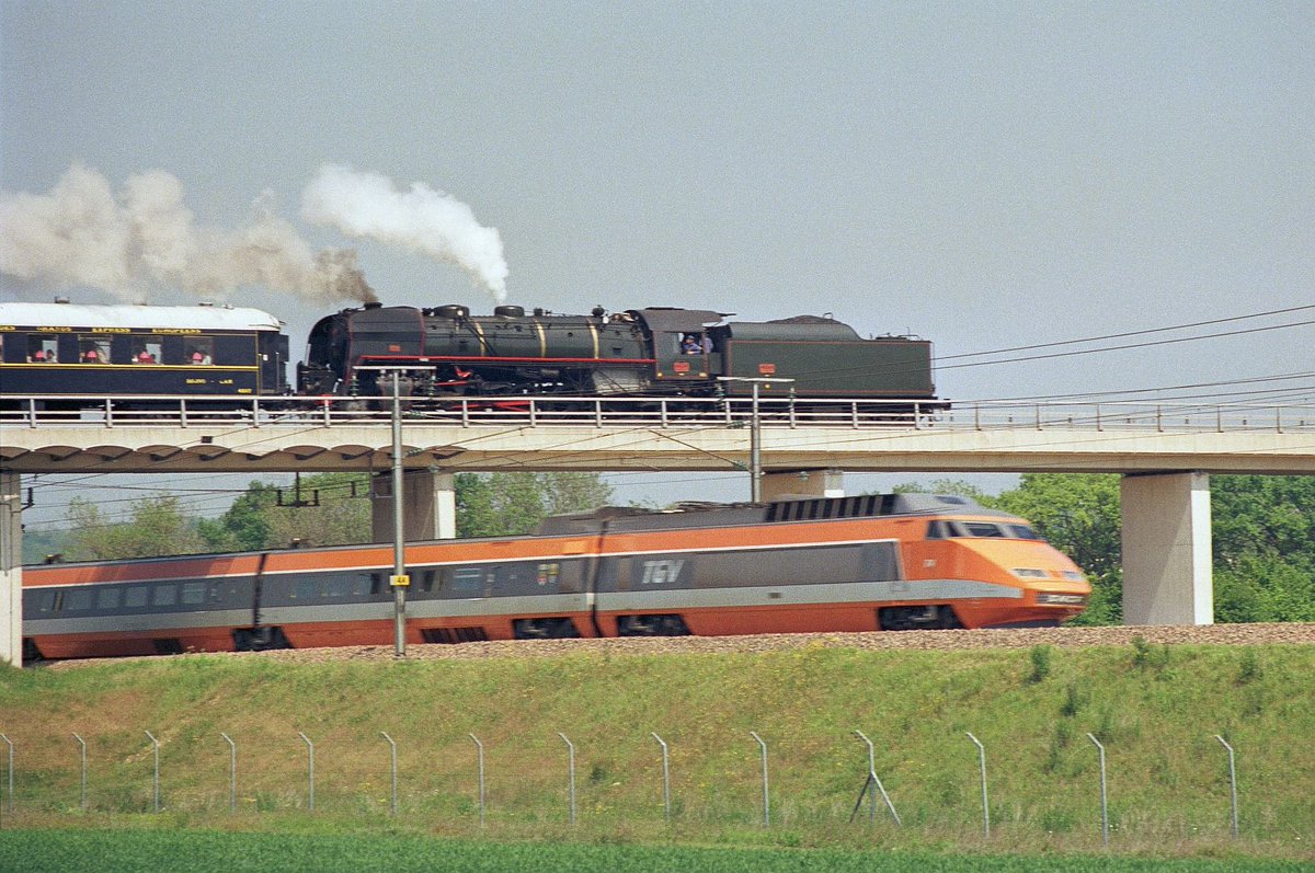 aspcrf's tweet photo. Le TGV fête ses 45 ans aujourd'hui ! L'occasion idéale pour repartager cette incroyable photo, prise en mai 1987 près de Montereau par D. Duforest ! https://t.co/OyRyLBnQZv