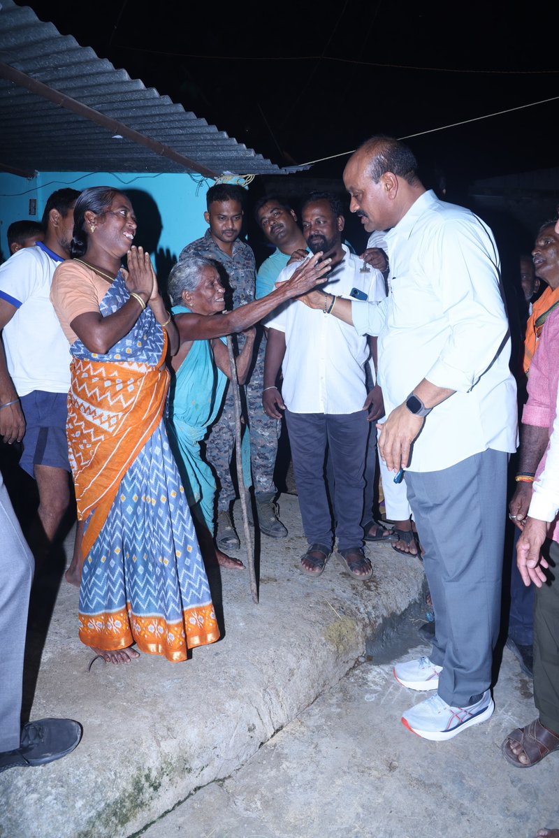 katchannaidu's tweet photo. గ్రామాల సమగ్ర అభివృద్ధే ధ్యేయంగా మా కూటమి ప్రభుత్వం వేగంగా అడుగులు వేస్తోంది. అందులో భాగంగా ఈరోజు టెక్కలి మండలంలోని అయోధ్యపురం గ్రామ పంచాయతీలో విస్తృతంగా పర్యటించి, స్థానిక ప్రజలతో నేరుగా మాట్లాడి వారి సమస్యలను అడిగి తెలుసుకున్నాను. గ్రామీణ ప్రాంతాల్లో మౌలిక వసతుల కల్పనకు మా ప్రభుత్వం అత్యంత ప్రాధాన్యమిస్తోంది.

ఈ పర్యటనలో భాగంగా రూ.1.70 కోట్ల అంచనా వ్యయంతో జాతీయ రహదారి–16 నుంచి సుఖదేవిపేట వరకు నూతన తారు రహదారి నిర్మాణానికి, అలాగే రూ.50 లక్షల అంచనా వ్యయంతో జాతీయ రహదారి–16 నుంచి అయోధ్యపురం మీదుగా సుఖదేవిపేట రహదారి నుండి కంట్రగడ వరకు బీటీ రోడ్డు పునర్నిర్మాణ పనులకు శంకుస్థాపన చేయడం జరిగింది. వీటితో పాటు గ్రామీణ ప్రాంత ప్రజలకు శాశ్వత తాగునీటి పరిష్కారం చూపేందుకు రూ.624 కోట్లతో హిరమండలం రిజర్వాయర్ ఆధారిత సమగ్ర తాగునీటి పథకాన్ని మంజూరు చేశాం. ఈ పథకం ద్వారా టెక్కలి నియోజకవర్గంలోని ప్రతి ఇంటికీ స్వచ్ఛమైన తాగునీటిని త్వరలోనే అందిస్తాం.

రైతన్నల సంక్షేమానికి పెద్దపీట వేస్తూ వ్యవసాయాన్ని పండుగలా మార్చడమే మా లక్యంగా పెట్టుకున్నాం. ఇందులో భాగంగానే కాలువలు, గెడ్డల్లో పూడికతీత పనులను వేగవంతం చేయడంతో పాటు, రైతులకు అధికారిక రాజముద్రతో కూడిన పట్టాదారు పాస్‌పుస్తకాలను పంపిణీ చేస్తున్నాం.

ఒకవైపు మౌలిక వసతుల కల్పనపై ప్రత్యేక దృష్టి సారిస్తూనే, మరోవైపు పెన్షన్ల పెంపు, తల్లికి వందనం, అన్నదాత సుఖీభవ, మహిళలకు ఉచిత బస్సు ప్రయాణం, దీపం పథకం కింద ఉచిత గ్యాస్ సిలిండర్లు, 3 లక్షల ఇళ్ల నిర్మాణం వంటి పథకాల ద్వారా అర్హులైన ప్రతి ఒక్కరికీ సంక్షేమ ఫలాలు అందిస్తున్నాం. ప్రజా సంక్షేమమే పరమావధిగా మా ప్రభుత్వం నిరంతరం శ్రమిస్తుందని ఈ సందర్భంగా తెలియజేస్తున్నాను.