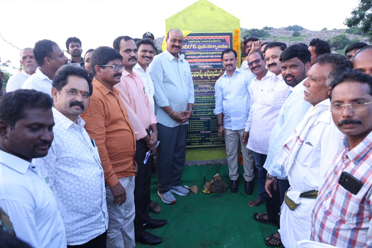 katchannaidu's tweet photo. గ్రామాల సమగ్ర అభివృద్ధే ధ్యేయంగా మా కూటమి ప్రభుత్వం వేగంగా అడుగులు వేస్తోంది. అందులో భాగంగా ఈరోజు టెక్కలి మండలంలోని అయోధ్యపురం గ్రామ పంచాయతీలో విస్తృతంగా పర్యటించి, స్థానిక ప్రజలతో నేరుగా మాట్లాడి వారి సమస్యలను అడిగి తెలుసుకున్నాను. గ్రామీణ ప్రాంతాల్లో మౌలిక వసతుల కల్పనకు మా ప్రభుత్వం అత్యంత ప్రాధాన్యమిస్తోంది.

ఈ పర్యటనలో భాగంగా రూ.1.70 కోట్ల అంచనా వ్యయంతో జాతీయ రహదారి–16 నుంచి సుఖదేవిపేట వరకు నూతన తారు రహదారి నిర్మాణానికి, అలాగే రూ.50 లక్షల అంచనా వ్యయంతో జాతీయ రహదారి–16 నుంచి అయోధ్యపురం మీదుగా సుఖదేవిపేట రహదారి నుండి కంట్రగడ వరకు బీటీ రోడ్డు పునర్నిర్మాణ పనులకు శంకుస్థాపన చేయడం జరిగింది. వీటితో పాటు గ్రామీణ ప్రాంత ప్రజలకు శాశ్వత తాగునీటి పరిష్కారం చూపేందుకు రూ.624 కోట్లతో హిరమండలం రిజర్వాయర్ ఆధారిత సమగ్ర తాగునీటి పథకాన్ని మంజూరు చేశాం. ఈ పథకం ద్వారా టెక్కలి నియోజకవర్గంలోని ప్రతి ఇంటికీ స్వచ్ఛమైన తాగునీటిని త్వరలోనే అందిస్తాం.

రైతన్నల సంక్షేమానికి పెద్దపీట వేస్తూ వ్యవసాయాన్ని పండుగలా మార్చడమే మా లక్యంగా పెట్టుకున్నాం. ఇందులో భాగంగానే కాలువలు, గెడ్డల్లో పూడికతీత పనులను వేగవంతం చేయడంతో పాటు, రైతులకు అధికారిక రాజముద్రతో కూడిన పట్టాదారు పాస్‌పుస్తకాలను పంపిణీ చేస్తున్నాం.

ఒకవైపు మౌలిక వసతుల కల్పనపై ప్రత్యేక దృష్టి సారిస్తూనే, మరోవైపు పెన్షన్ల పెంపు, తల్లికి వందనం, అన్నదాత సుఖీభవ, మహిళలకు ఉచిత బస్సు ప్రయాణం, దీపం పథకం కింద ఉచిత గ్యాస్ సిలిండర్లు, 3 లక్షల ఇళ్ల నిర్మాణం వంటి పథకాల ద్వారా అర్హులైన ప్రతి ఒక్కరికీ సంక్షేమ ఫలాలు అందిస్తున్నాం. ప్రజా సంక్షేమమే పరమావధిగా మా ప్రభుత్వం నిరంతరం శ్రమిస్తుందని ఈ సందర్భంగా తెలియజేస్తున్నాను.