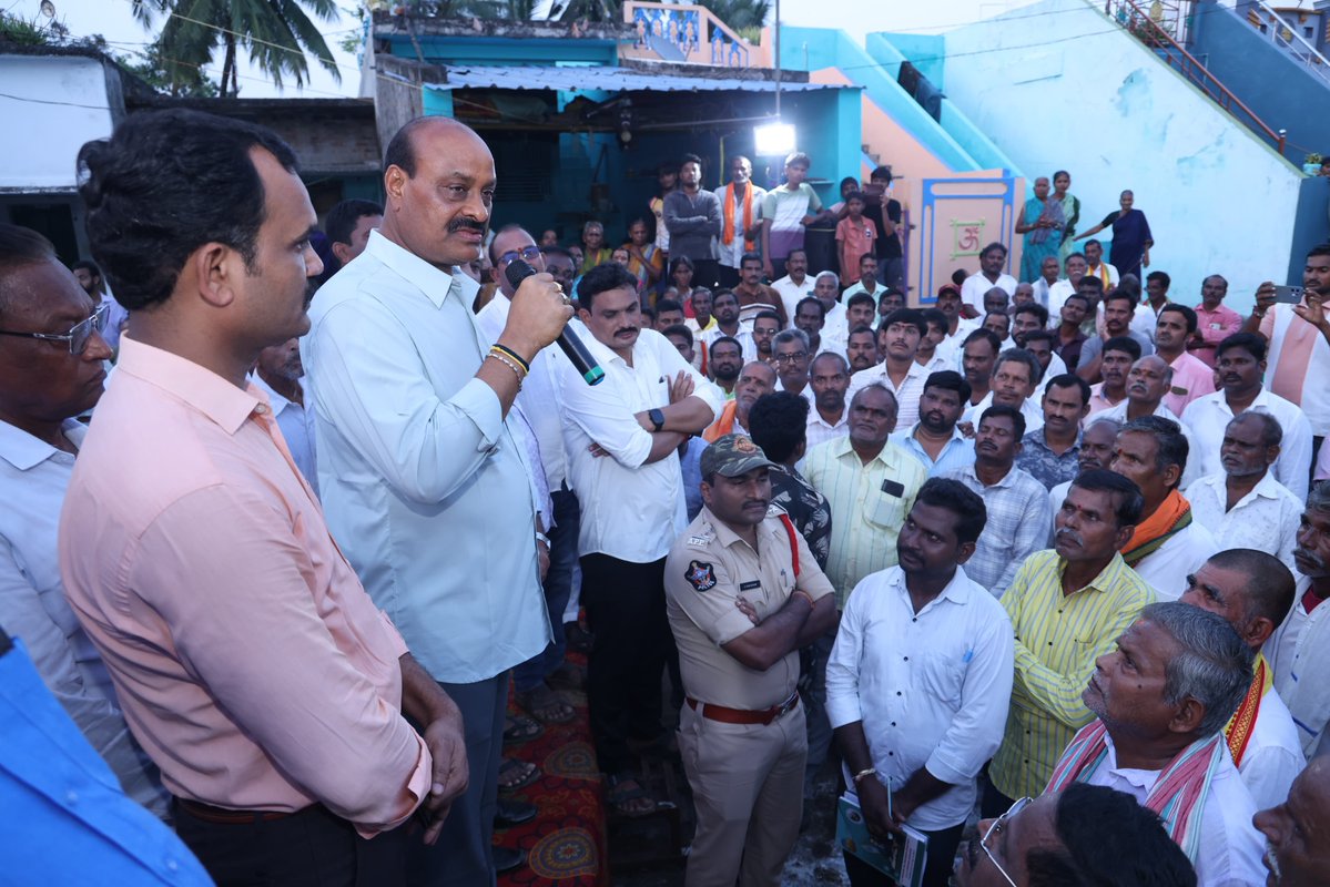 katchannaidu's tweet photo. గ్రామాల సమగ్ర అభివృద్ధే ధ్యేయంగా మా కూటమి ప్రభుత్వం వేగంగా అడుగులు వేస్తోంది. అందులో భాగంగా ఈరోజు టెక్కలి మండలంలోని అయోధ్యపురం గ్రామ పంచాయతీలో విస్తృతంగా పర్యటించి, స్థానిక ప్రజలతో నేరుగా మాట్లాడి వారి సమస్యలను అడిగి తెలుసుకున్నాను. గ్రామీణ ప్రాంతాల్లో మౌలిక వసతుల కల్పనకు మా ప్రభుత్వం అత్యంత ప్రాధాన్యమిస్తోంది.

ఈ పర్యటనలో భాగంగా రూ.1.70 కోట్ల అంచనా వ్యయంతో జాతీయ రహదారి–16 నుంచి సుఖదేవిపేట వరకు నూతన తారు రహదారి నిర్మాణానికి, అలాగే రూ.50 లక్షల అంచనా వ్యయంతో జాతీయ రహదారి–16 నుంచి అయోధ్యపురం మీదుగా సుఖదేవిపేట రహదారి నుండి కంట్రగడ వరకు బీటీ రోడ్డు పునర్నిర్మాణ పనులకు శంకుస్థాపన చేయడం జరిగింది. వీటితో పాటు గ్రామీణ ప్రాంత ప్రజలకు శాశ్వత తాగునీటి పరిష్కారం చూపేందుకు రూ.624 కోట్లతో హిరమండలం రిజర్వాయర్ ఆధారిత సమగ్ర తాగునీటి పథకాన్ని మంజూరు చేశాం. ఈ పథకం ద్వారా టెక్కలి నియోజకవర్గంలోని ప్రతి ఇంటికీ స్వచ్ఛమైన తాగునీటిని త్వరలోనే అందిస్తాం.

రైతన్నల సంక్షేమానికి పెద్దపీట వేస్తూ వ్యవసాయాన్ని పండుగలా మార్చడమే మా లక్యంగా పెట్టుకున్నాం. ఇందులో భాగంగానే కాలువలు, గెడ్డల్లో పూడికతీత పనులను వేగవంతం చేయడంతో పాటు, రైతులకు అధికారిక రాజముద్రతో కూడిన పట్టాదారు పాస్‌పుస్తకాలను పంపిణీ చేస్తున్నాం.

ఒకవైపు మౌలిక వసతుల కల్పనపై ప్రత్యేక దృష్టి సారిస్తూనే, మరోవైపు పెన్షన్ల పెంపు, తల్లికి వందనం, అన్నదాత సుఖీభవ, మహిళలకు ఉచిత బస్సు ప్రయాణం, దీపం పథకం కింద ఉచిత గ్యాస్ సిలిండర్లు, 3 లక్షల ఇళ్ల నిర్మాణం వంటి పథకాల ద్వారా అర్హులైన ప్రతి ఒక్కరికీ సంక్షేమ ఫలాలు అందిస్తున్నాం. ప్రజా సంక్షేమమే పరమావధిగా మా ప్రభుత్వం నిరంతరం శ్రమిస్తుందని ఈ సందర్భంగా తెలియజేస్తున్నాను.