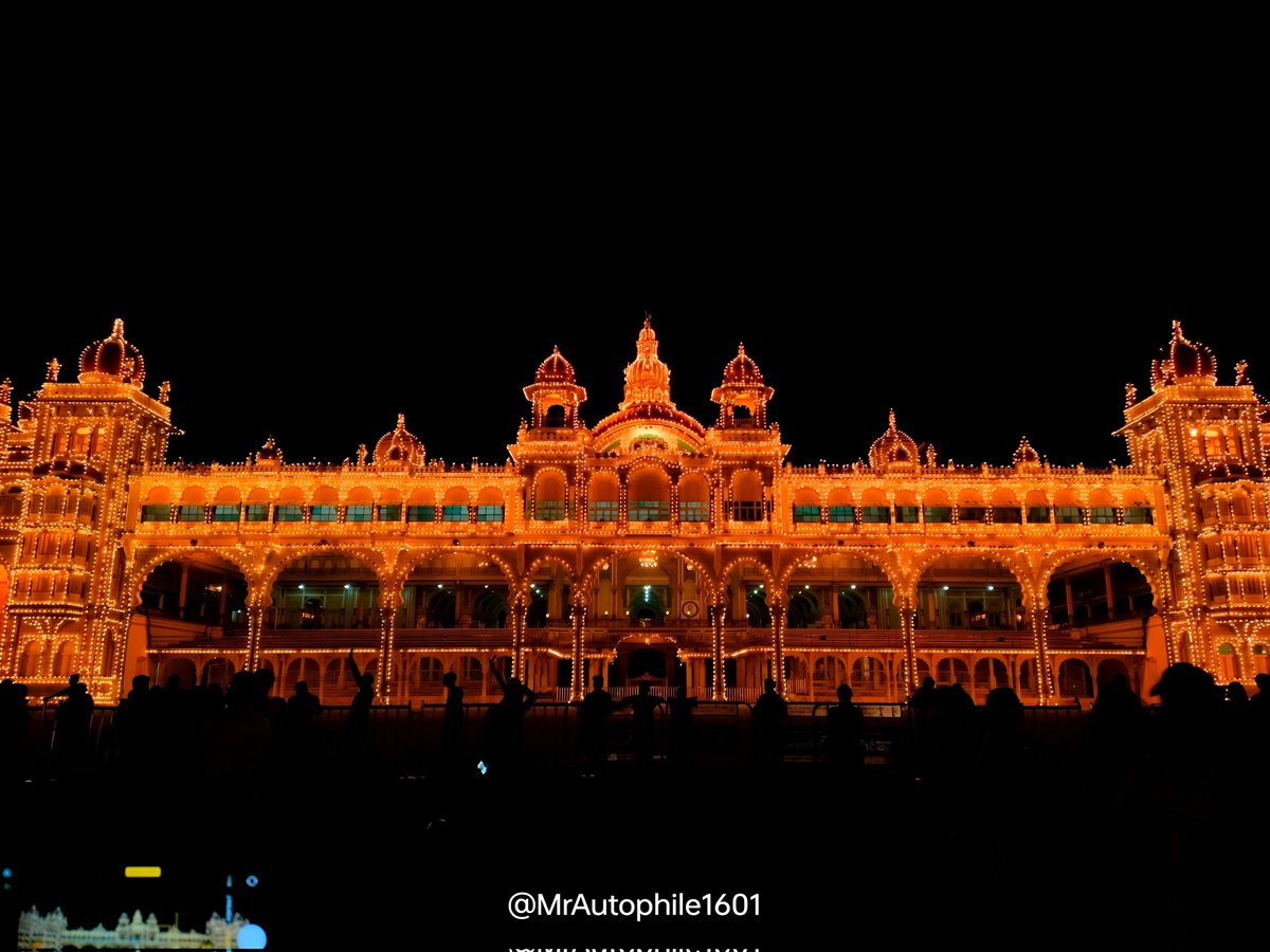 me_gowthamn's tweet photo. Mysuru Palace looks absolutely magical on weekends! 🏰💡 The special light arrangement brings the entire palace to life, creating a breathtaking view that beautifully showcases Mysuru’s royal heritage. A must-see experience! ❤️✨

#MysuruPalace #Mysuru #Karnataka https://t.co/ig4zw6Qmm3