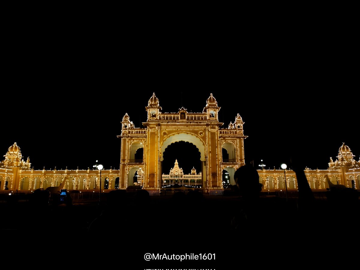 me_gowthamn's tweet photo. Mysuru Palace looks absolutely magical on weekends! 🏰💡 The special light arrangement brings the entire palace to life, creating a breathtaking view that beautifully showcases Mysuru’s royal heritage. A must-see experience! ❤️✨

#MysuruPalace #Mysuru #Karnataka https://t.co/ig4zw6Qmm3