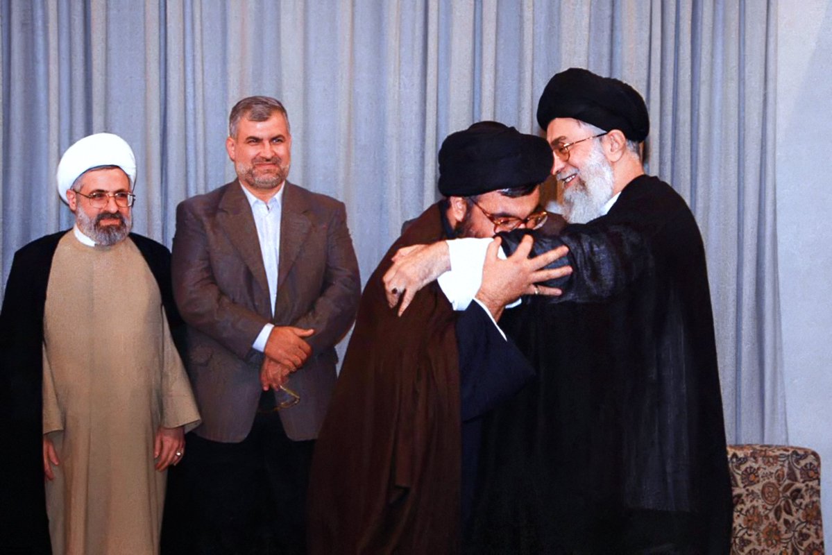 mahsa_sadat1's tweet photo. شهید سید حسن نصرالله اولین غیر ایرانی‌ای بود که عاشق ایران و دلباخته‌ی رهبر ایران بود ..❤️‍🩹 https://t.co/Ec0wtW6eH8