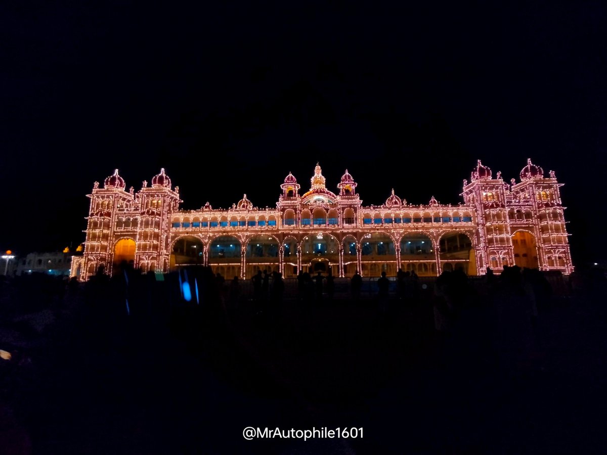 me_gowthamn's tweet photo. Mysuru Palace looks absolutely magical on weekends! 🏰💡 The special light arrangement brings the entire palace to life, creating a breathtaking view that beautifully showcases Mysuru’s royal heritage. A must-see experience! ❤️✨

#MysuruPalace #Mysuru #Karnataka https://t.co/ig4zw6Qmm3