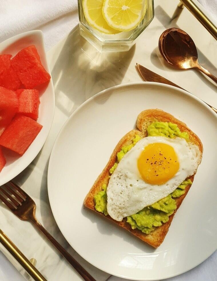 HungSmyth's tweet photo. [Un desayuno rápido y delicioso: tostada de aguacate con un huevo pochado. Perfecto para empezar el día!]， https://t.co/jrao30IldM