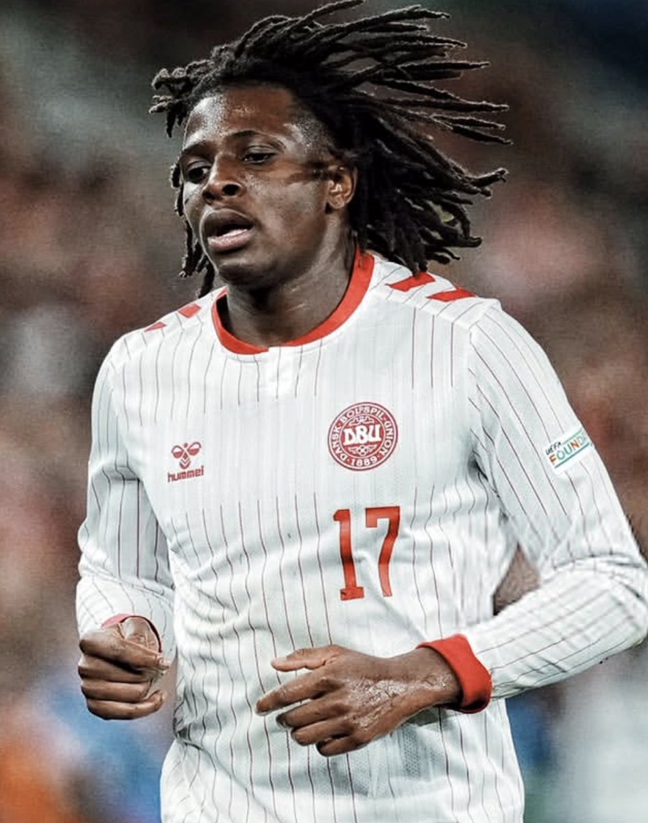 FrankEra_'s tweet photo. 🚨🤕 | JUST IN:

Patrick Dorgu has picked up an INJURY for Denmark against Wales and been substituted after just 30 minutes. https://t.co/qNxxyjX3HL