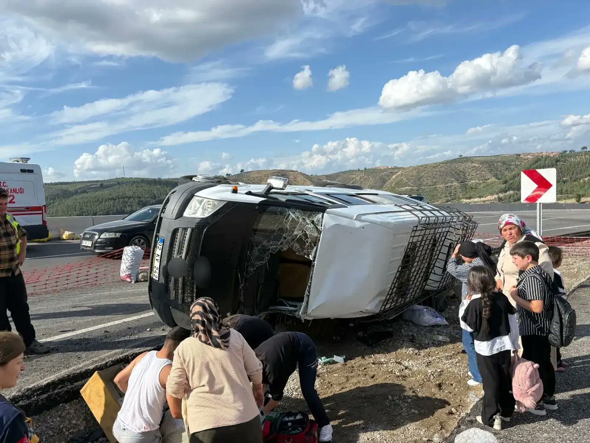75_saniye's tweet photo. Gaziantep'in Nurdağı ilçesinde yolcu minibüsü ile otomobil çarpıştı.

İlk belirlemelere göre kazada 5 kişi hayatını kaybetti, 13 kişi yaralandı. Acaroba Mahallesi yakınlarında meydana gelen kazaya çok sayıda ekip sevk edildi. https://t.co/iYaRFUTupc