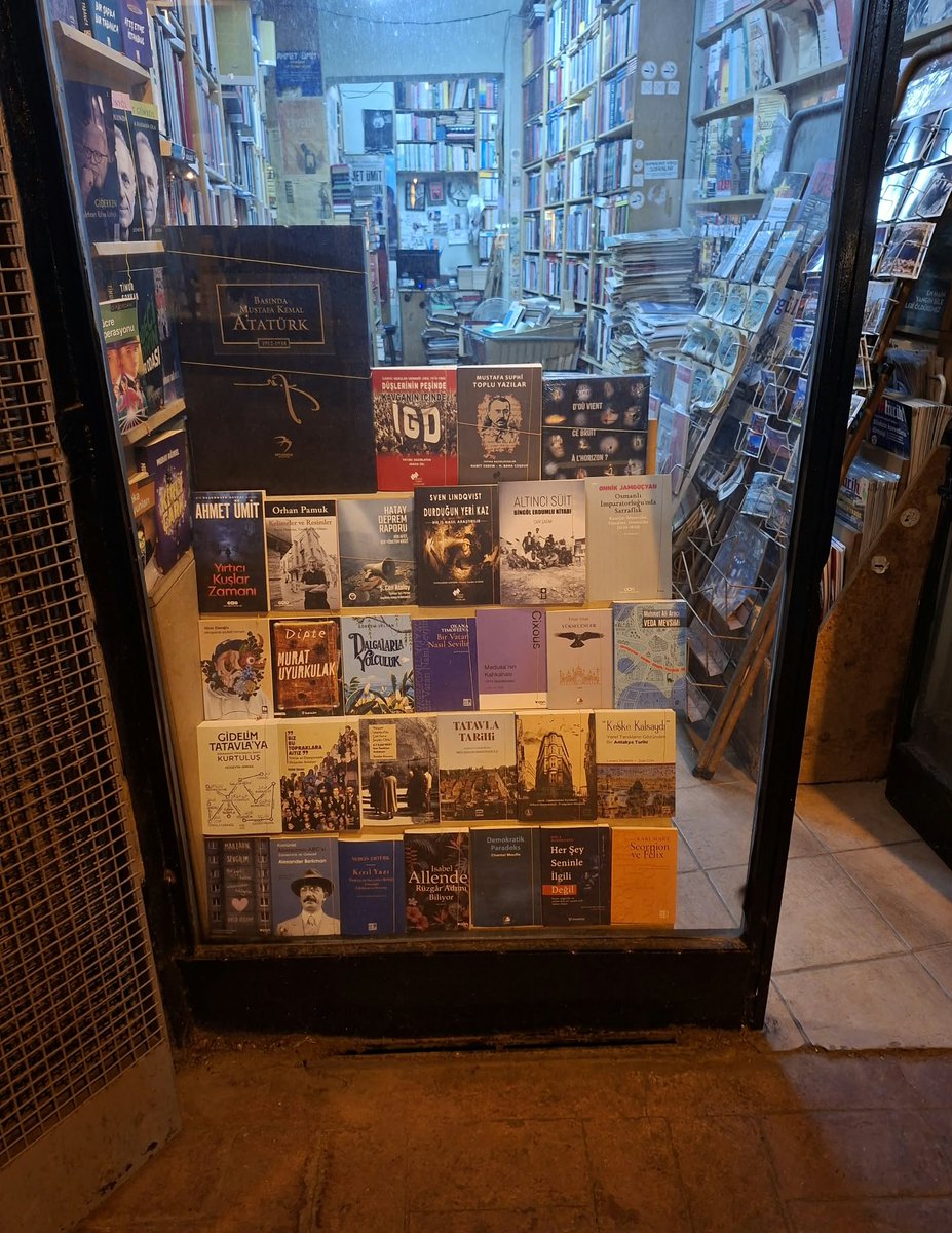 semerkantkemal's tweet photo. Semerkant Kitabevi 📚
#semerkantkitabevi #istiklalcaddesi #süslüsaksısokak #beyoğlu #taksim #istanbul #turkey #türkiye #kitapçıkemal #kitapçı #kitabevi #bookstore #bookshop https://t.co/VYWpp57fDm