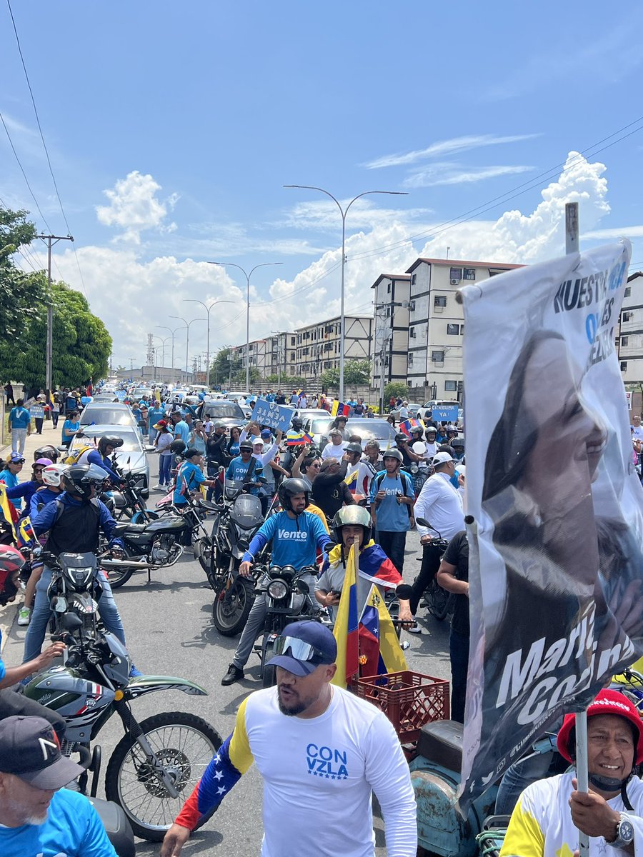 VenteAragua's tweet photo. ¡Aragua se activa en la Gran Rodada! 
EN VIVO desde la caravana que recorre parte del estado, preparados para recibir a nuestra María Corina Machado.
 ¡La energía se siente y el pueblo de Aragua está en la calle! 🇻🇪 #Aragua #GranRodada #MaríaCorina #HastaElFinal https://t.co/BYMf3lyezS