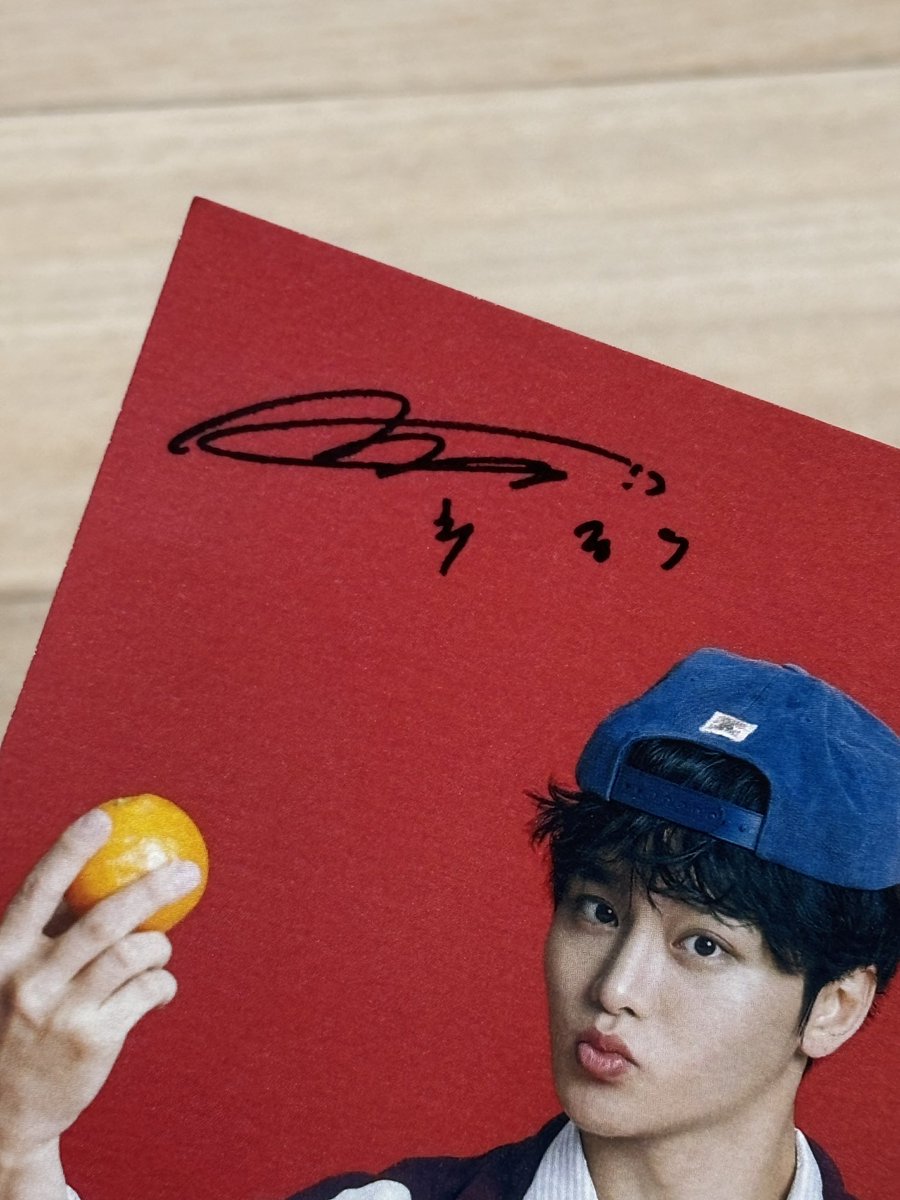 nunurii_'s tweet photo. 혹시 브이L 친필 엽서 받으신 분들 중에 친필이 아닌 프린팅 싸인 처럼 보이시는 분 계신가요? 희안하게 이 엽서만 손으로 문질러도 지워지지 않고 다른 배우님 친필 엽서랑 차이가 나서 다른분들 엽서는 어떤지 궁금하여 글 올립니다!! 알려주시면 감사하겠습니다!!😭 https://t.co/Des3Iz9iJE