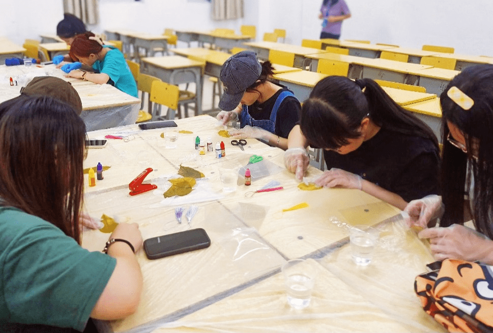 Oldroydqu's tweet photo. [Explora la tarde de creatividad de nuestro club este sábado! Taller de manualidades con materiales reciclados, únete y crea cosas increíbles con amigos!]， https://t.co/fGknwBhO59