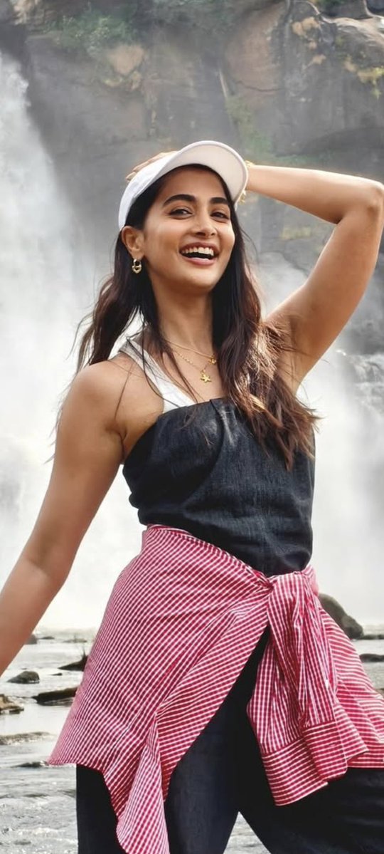 Poojahegdefanss's tweet photo. Pooja Hegde ❤️‍🔥 https://t.co/QfLUvAfBJE