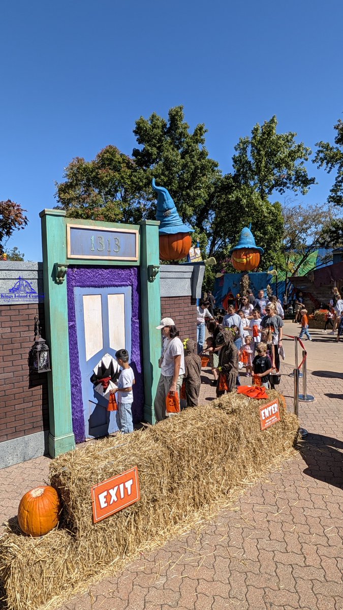 KICentral's tweet photo. Planet Snoopy is hauntingly busy today as Tricks and Treats opens for the 2026 season at Kings Island !
#KICentral #KingsIsland #coasters #rollercoasters #sixflags #amusenentparks #themepark #themeparks https://t.co/l4SwTX7N0E