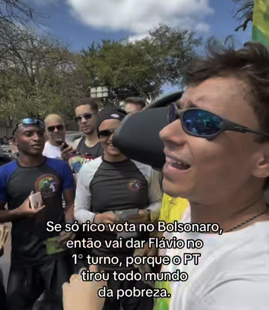 walterteodoro1's tweet photo. De caixinha da JBL até caixa paredão no talo. De axé/funk com letras medíocres até o uso de Rayban de MCs.

A "direita" representada pelos novinhos do Valdemar é puro suco de favelismo cultural. 

Eles juram que vão mudar esse país.

Confia. 👍 https://t.co/Lhtp7wRyFd